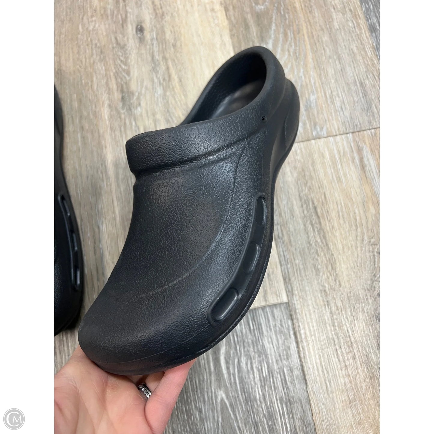 Shoes Flats By Crocs In Black, Size: 9