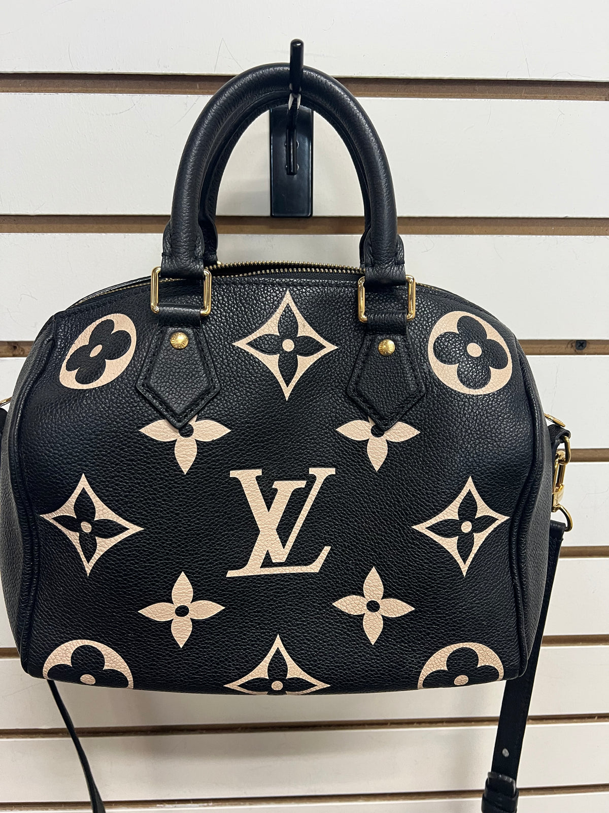 Handbag Luxury Designer By Louis Vuitton, Size: Medium
