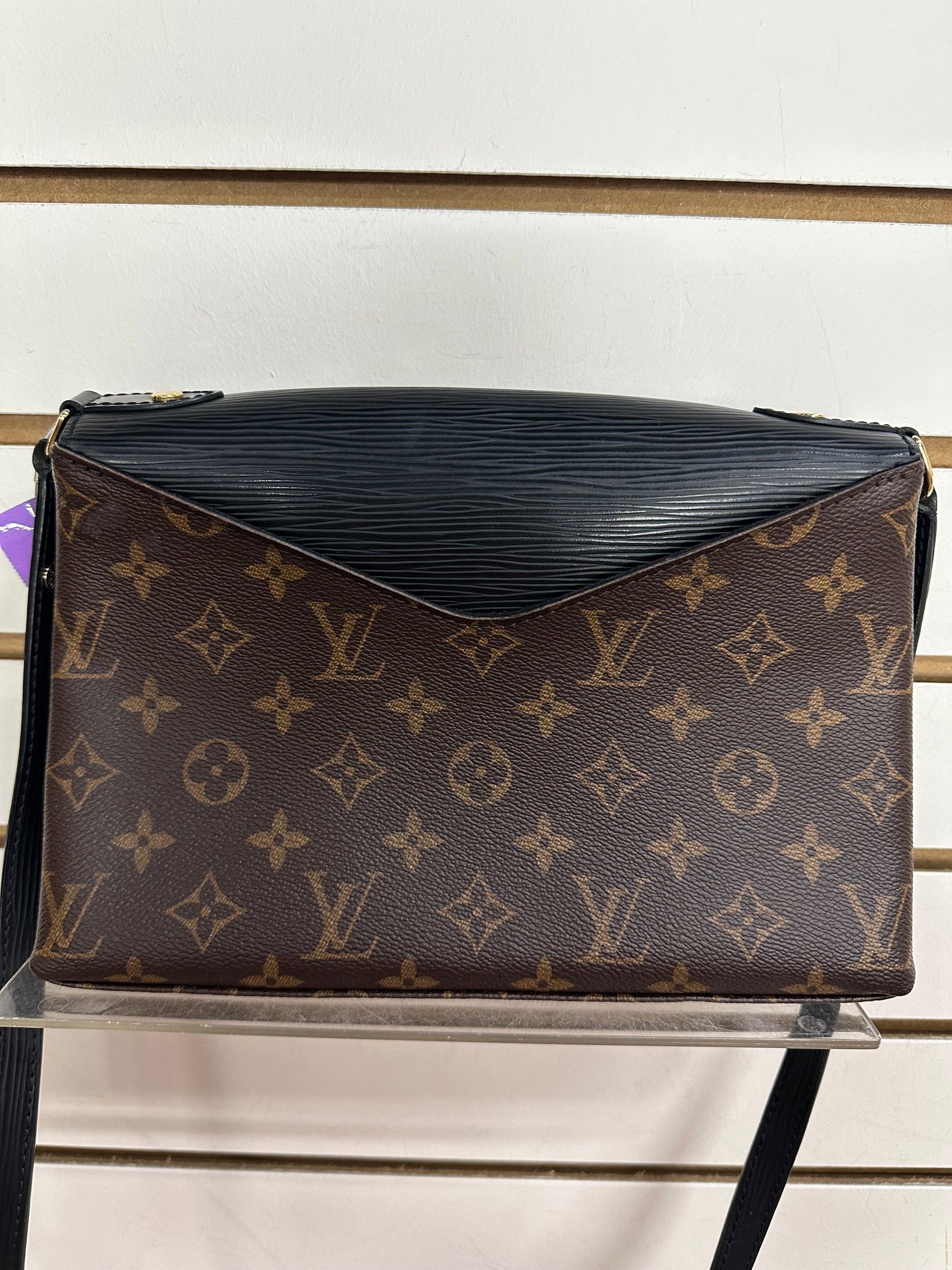 Crossbody Luxury Designer By Louis Vuitton, Size: Medium