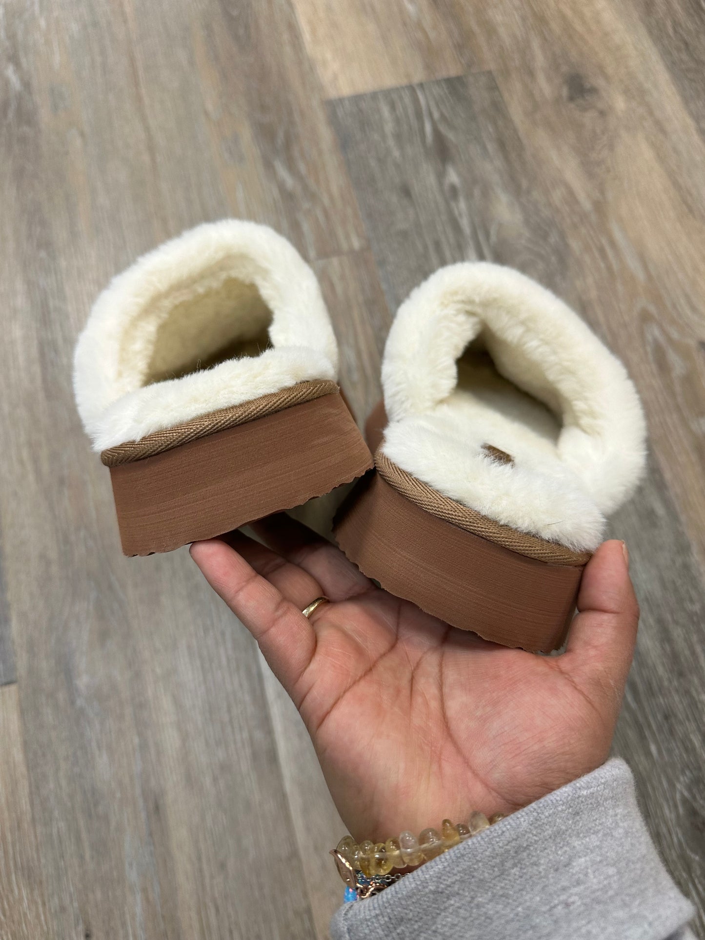 Slippers By Very G In Brown