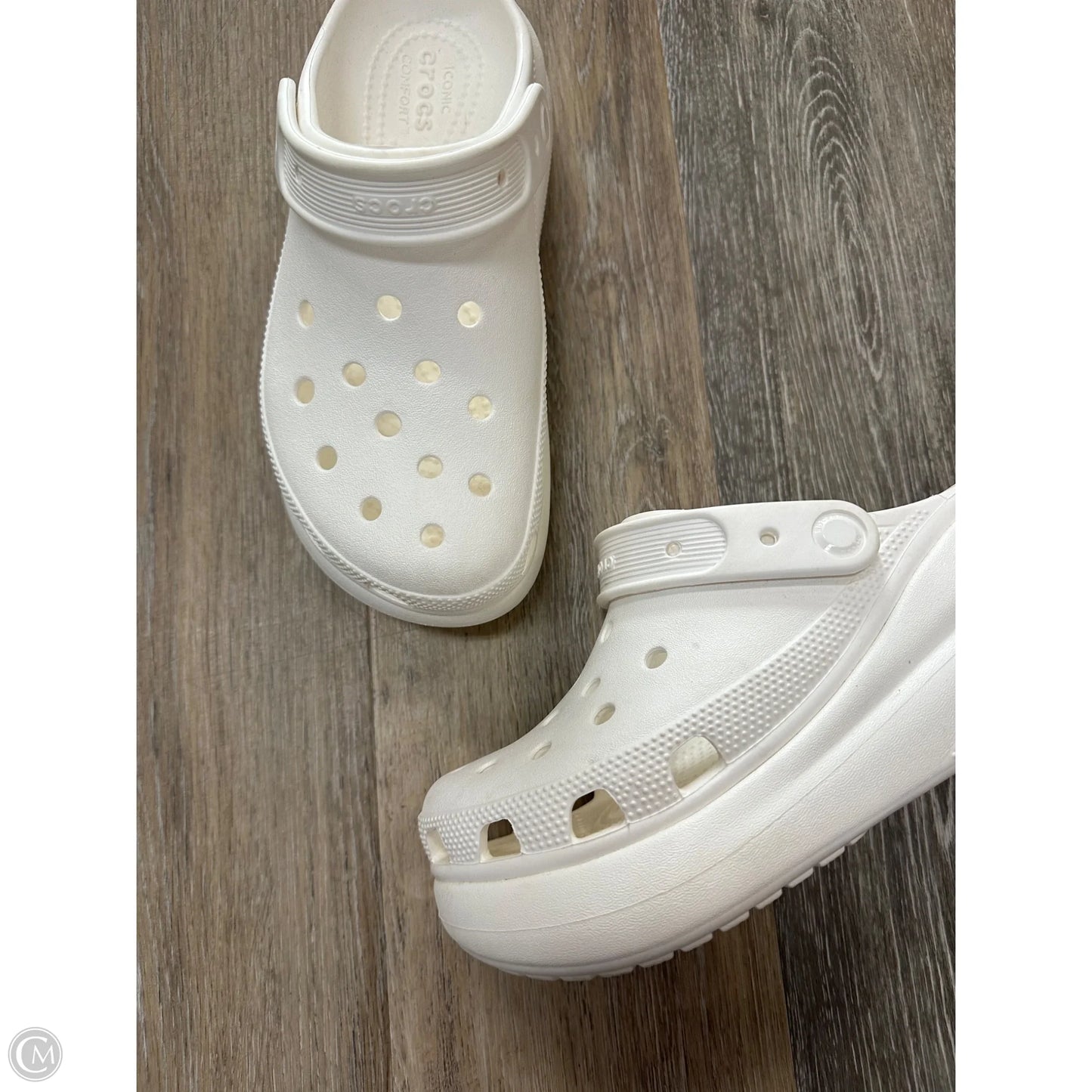 Shoes Flats By Crocs In White, Size: 6