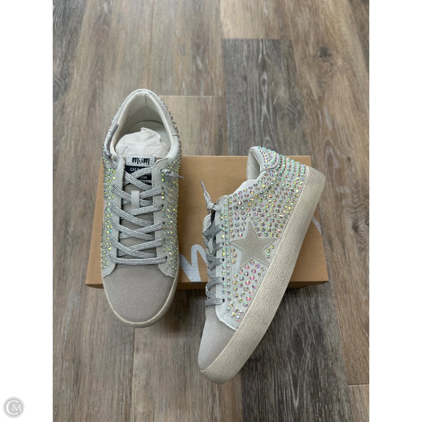 Shoes Sneakers By Mi Im In Silver, Size: 8.5