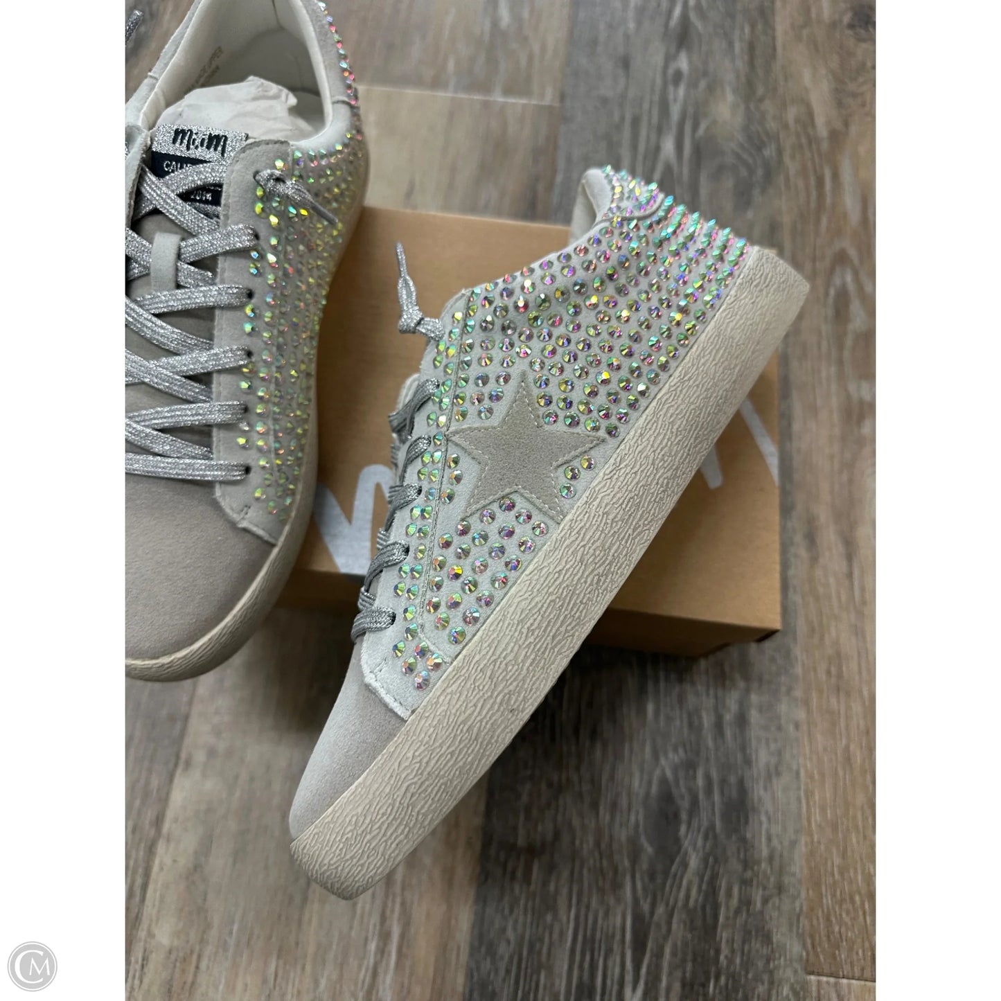 Shoes Sneakers By Mi Im In Silver, Size: 8.5