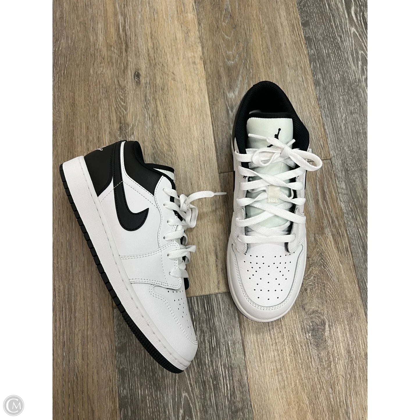 Shoes Sneakers By Jordan In Black & White, Size: 8.5 (youth 7)