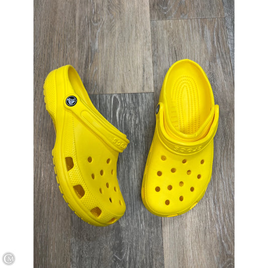 Shoes Flats By Crocs In Yellow, Size: 8