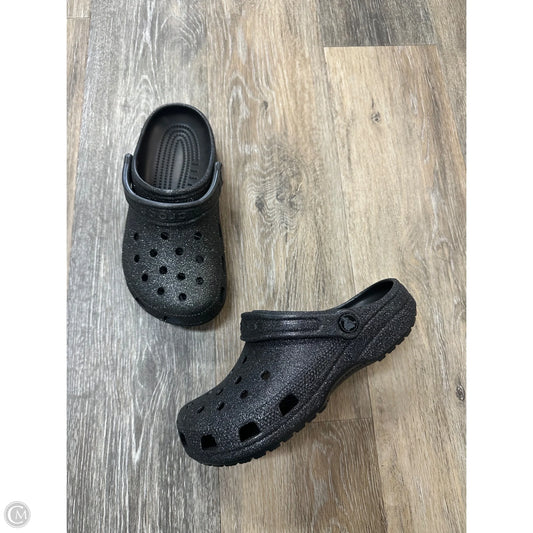 Sandals Flip Flops By Crocs In Black, Size: 6