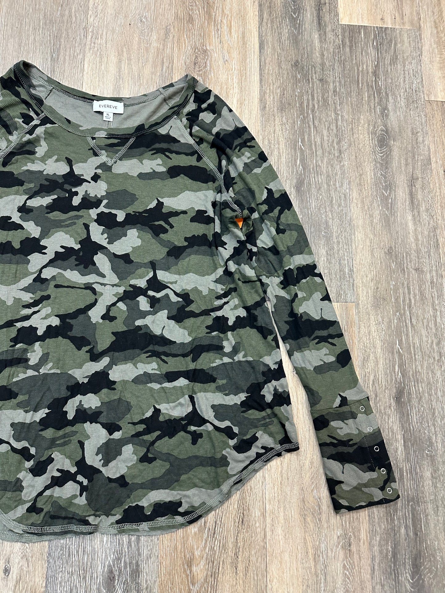 Top Long Sleeve By Evereve In Camouflage Print, Size: Xl