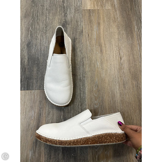 Shoes Flats By Birkenstock In White, Size: 11