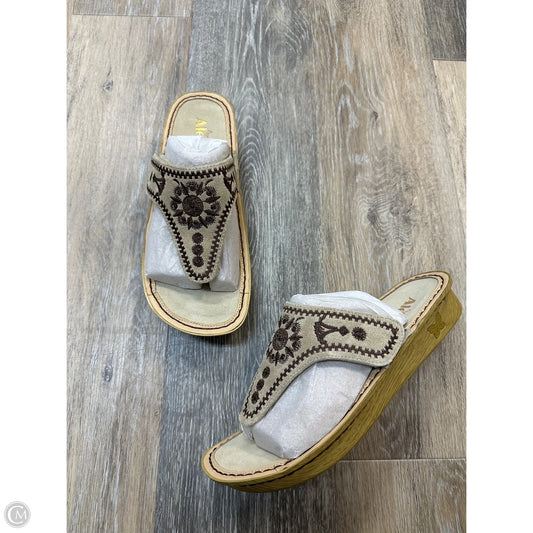 Sandals Flats By Alegria In Beige, Size: 7.5