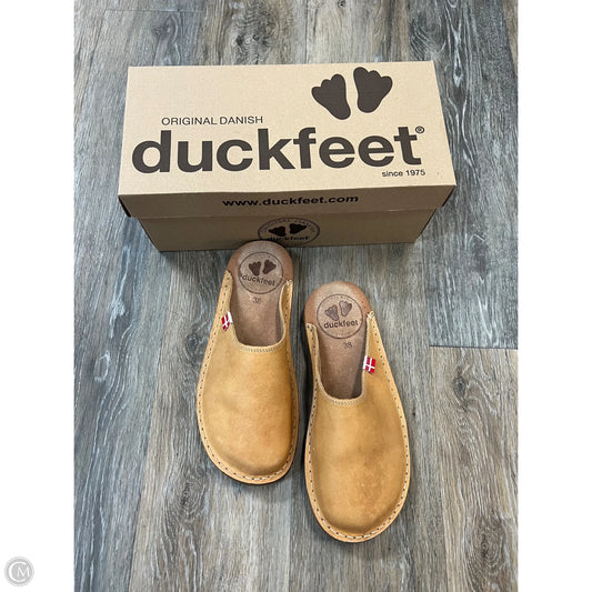 Shoes Flats By Duck Feet In Tan, Size: 8
