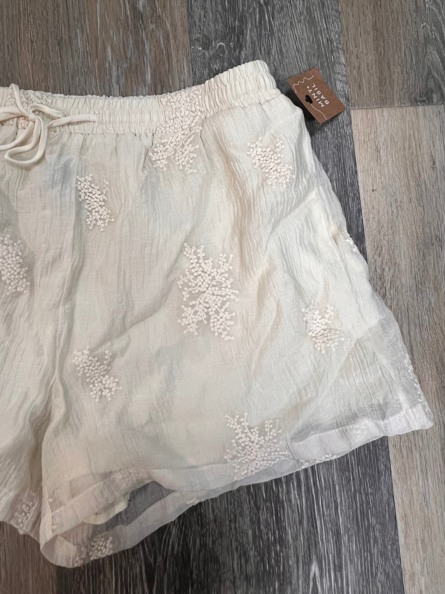 Shorts By Taelynn In Cream, Size: L