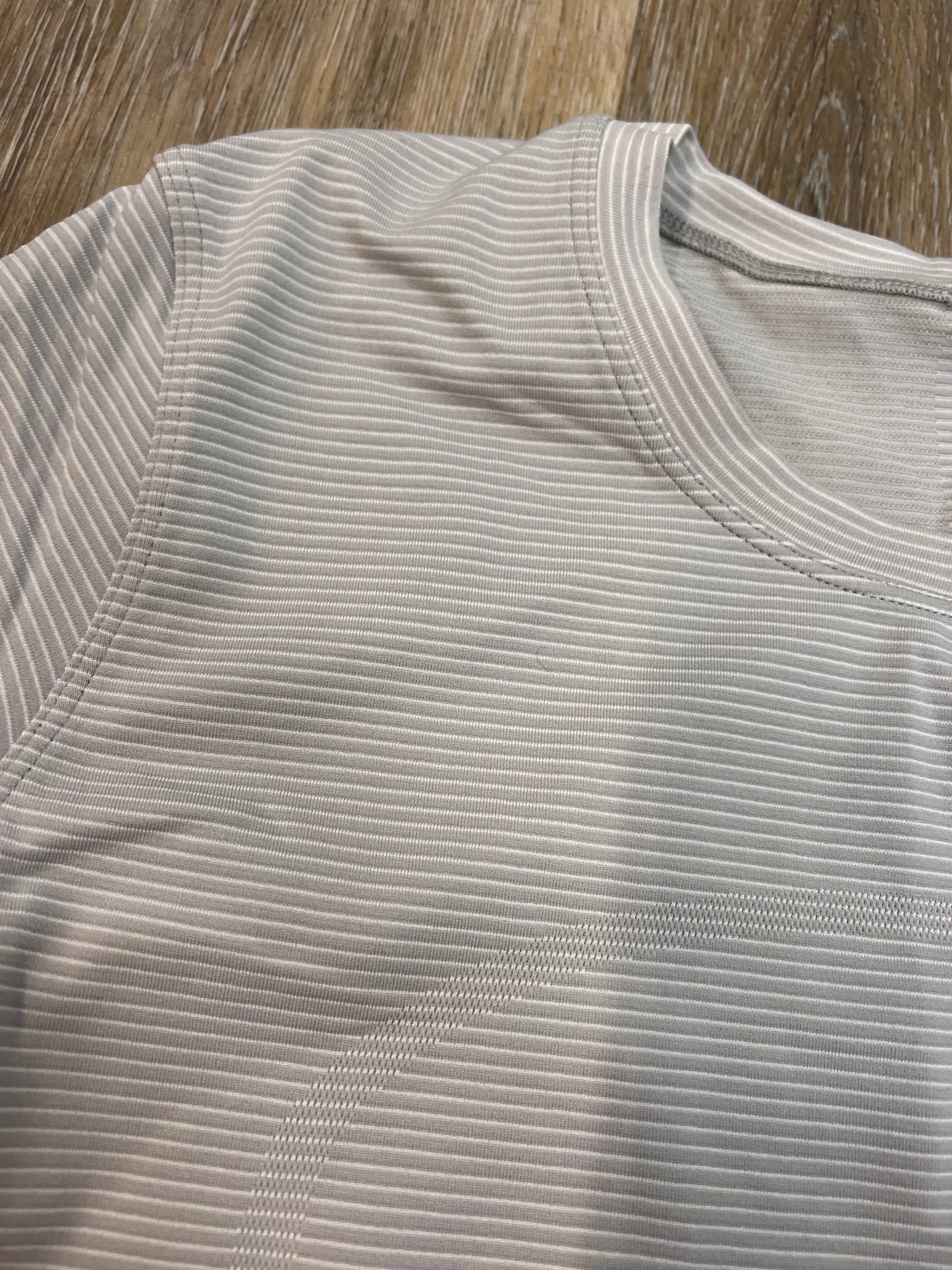 Athletic Top Long Sleeve Collar By Lululemon In Grey, Size: 12