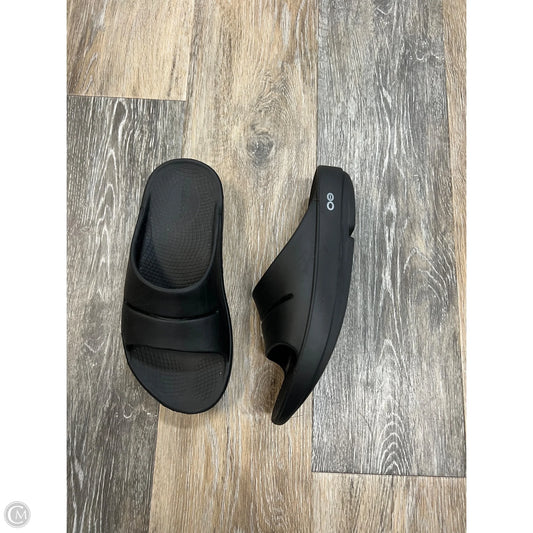 Sandals Flats By Oofos In Black, Size: 6