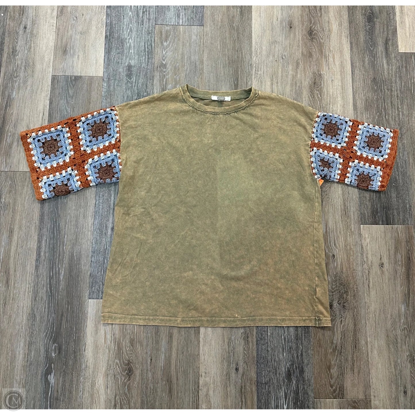Top Short Sleeve By Gimmicks In Gold, Size: Xl