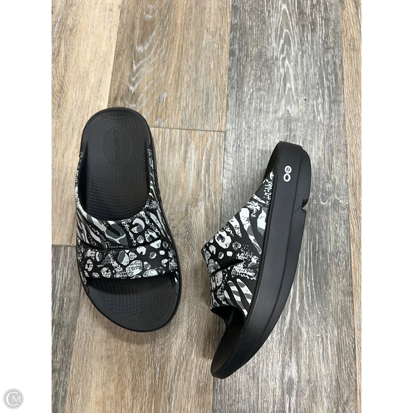 Sandals Flats By Oofos In Black, Size: 6