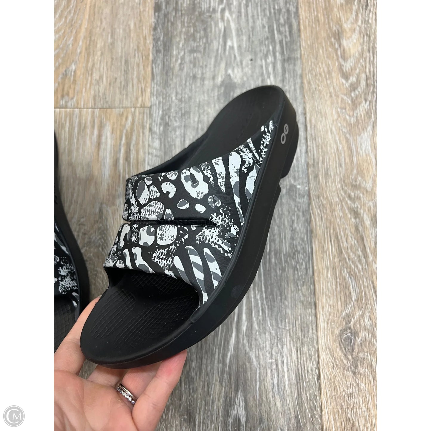 Sandals Flats By Oofos In Black, Size: 6