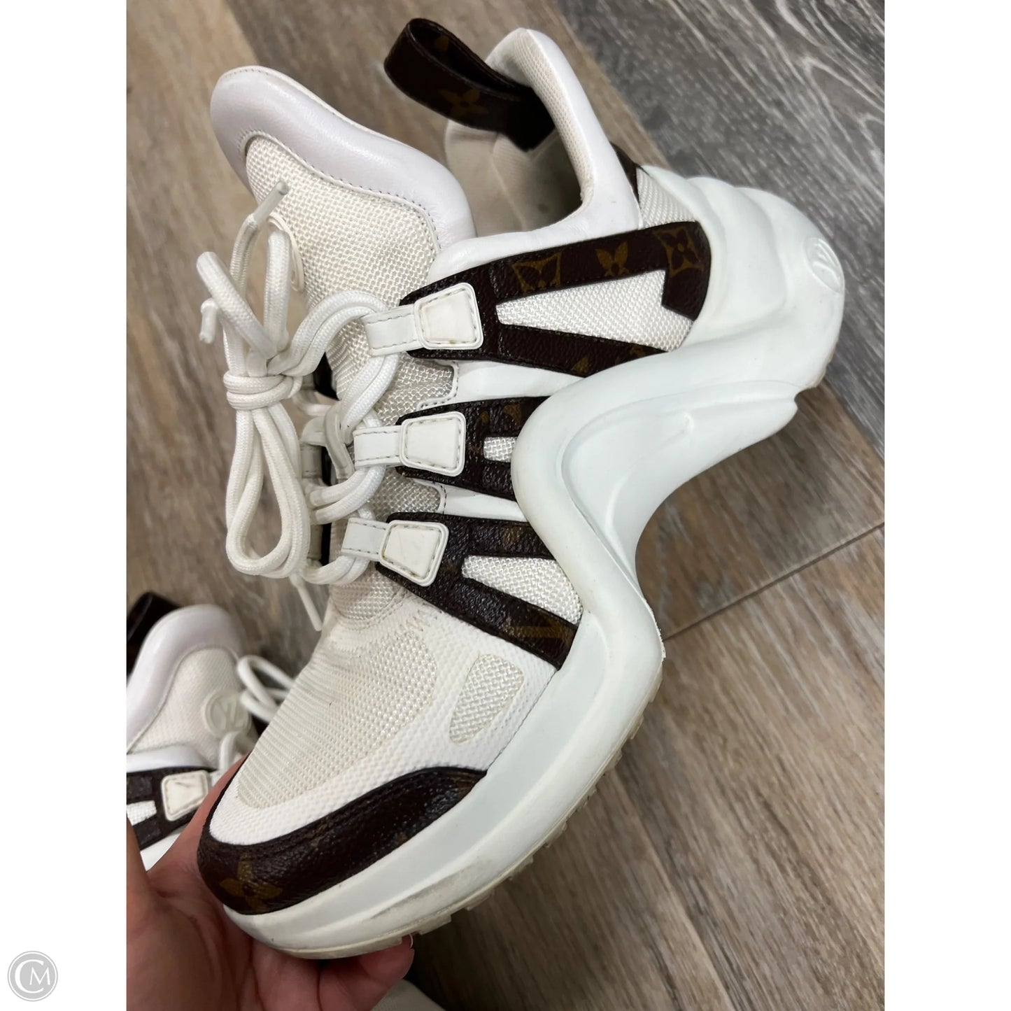 Shoes Luxury Designer By Louis Vuitton In White, Size: 9 (39)