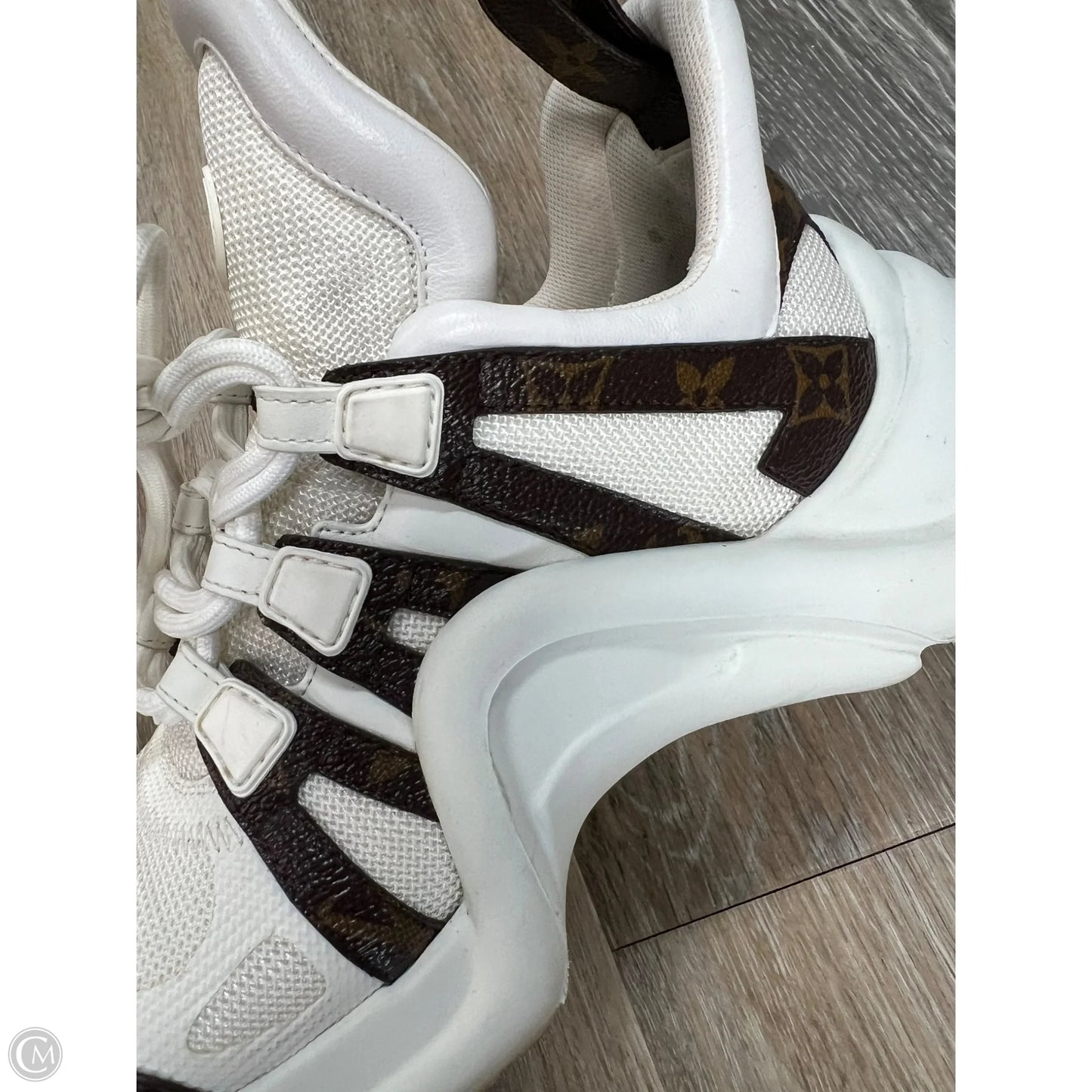 Shoes Luxury Designer By Louis Vuitton In White, Size: 9 (39)