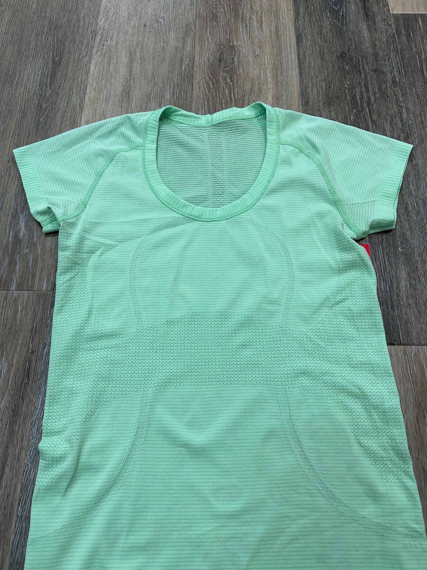 Athletic Top Short Sleeve By Lululemon  Size: 6
