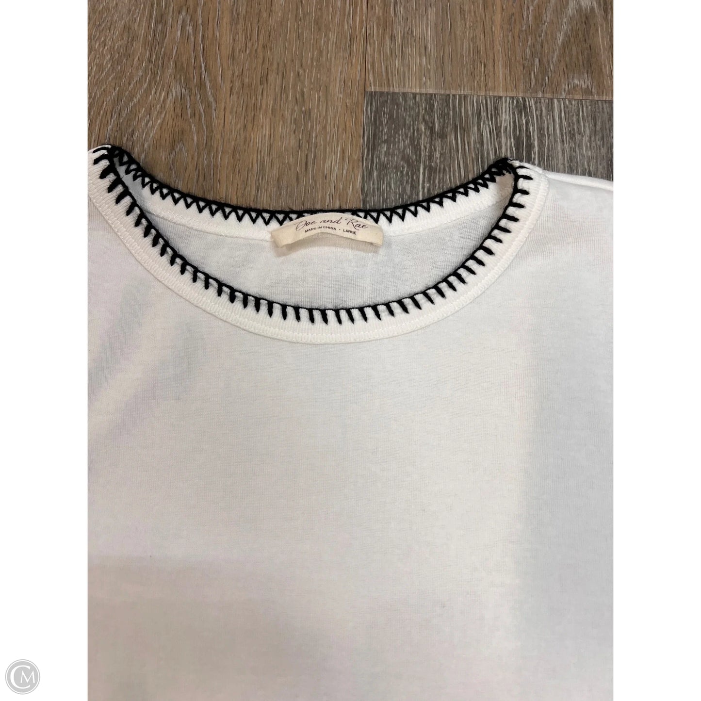 Top Short Sleeve By Doe & Rae In White, Size: L