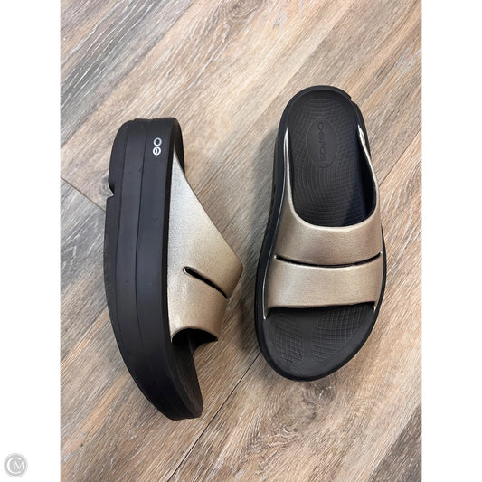 Sandals Flats By Oofos In Grey, Size: 9