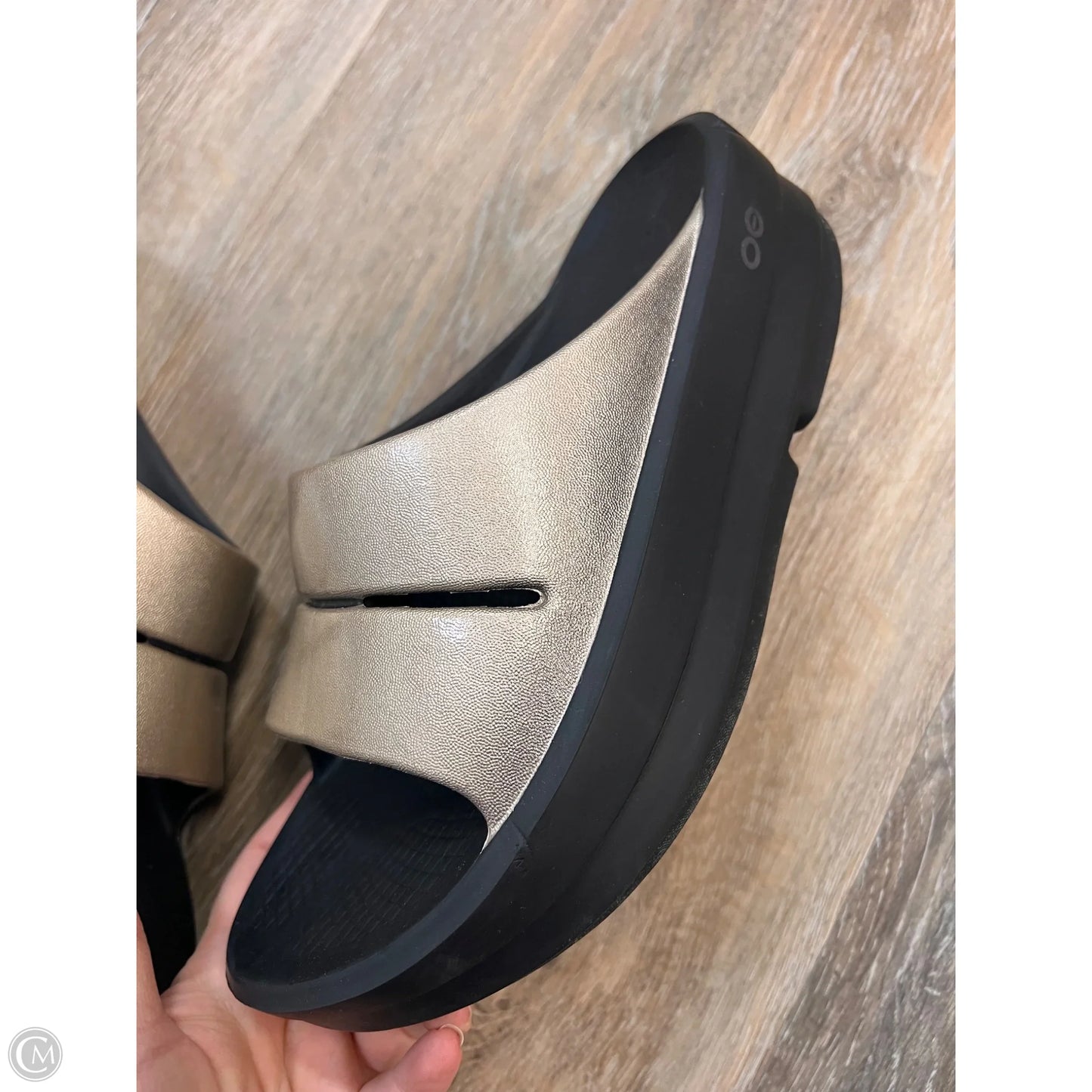 Sandals Flats By Oofos In Grey, Size: 9