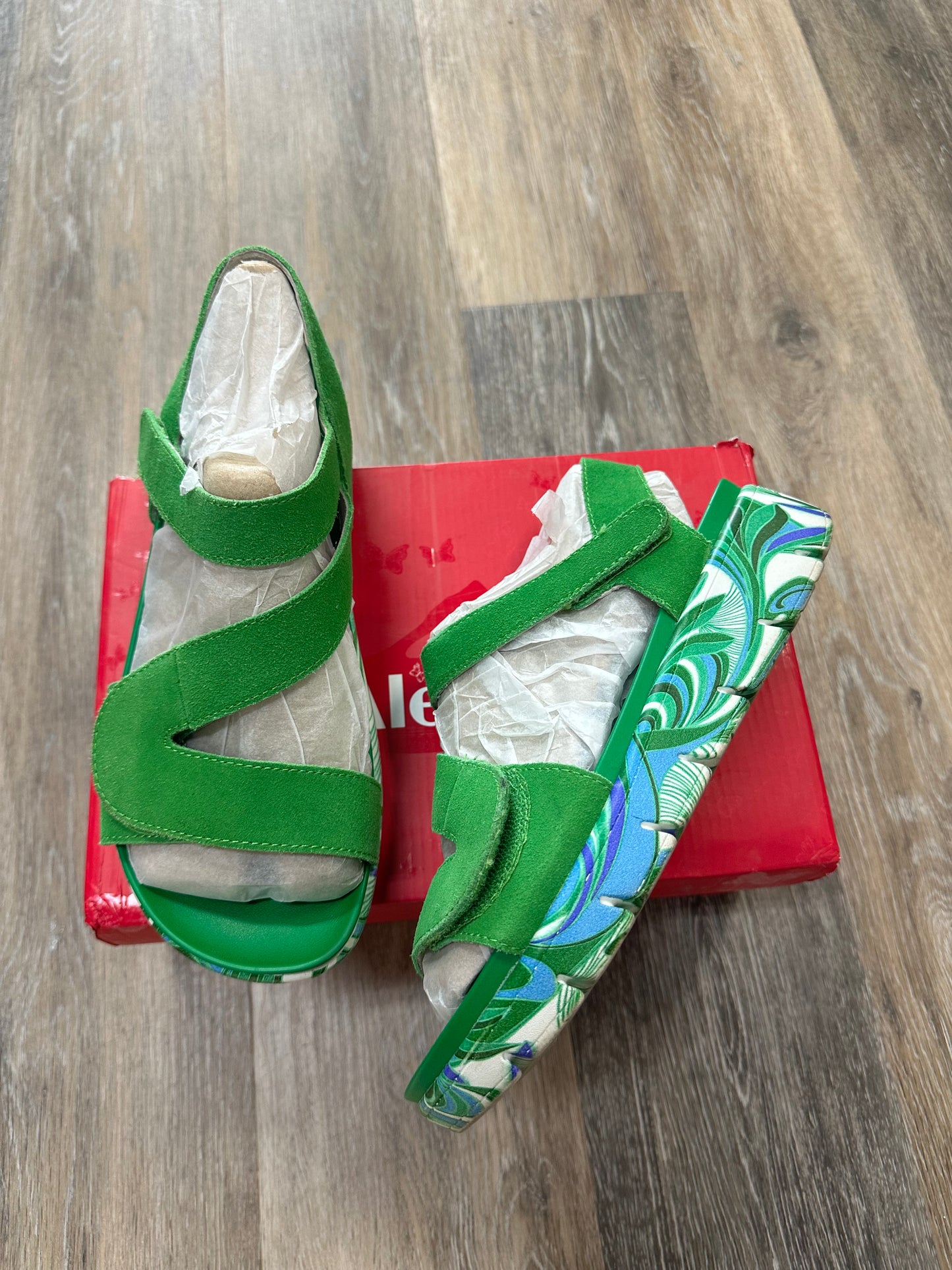 Green Sandals Flats Alegria, Size 9