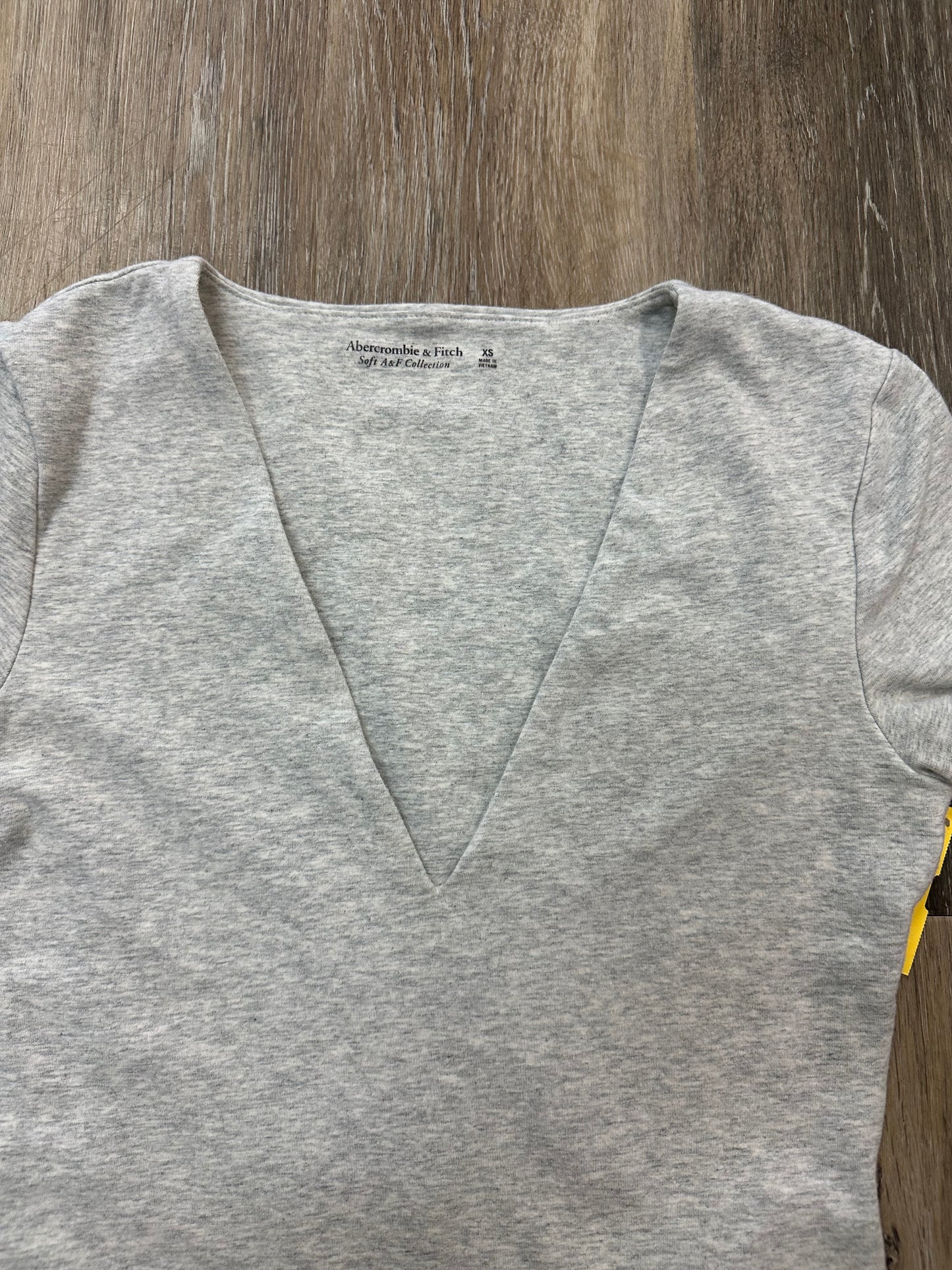 Top Short Sleeve By Abercrombie And Fitch In Grey, Size: Xs