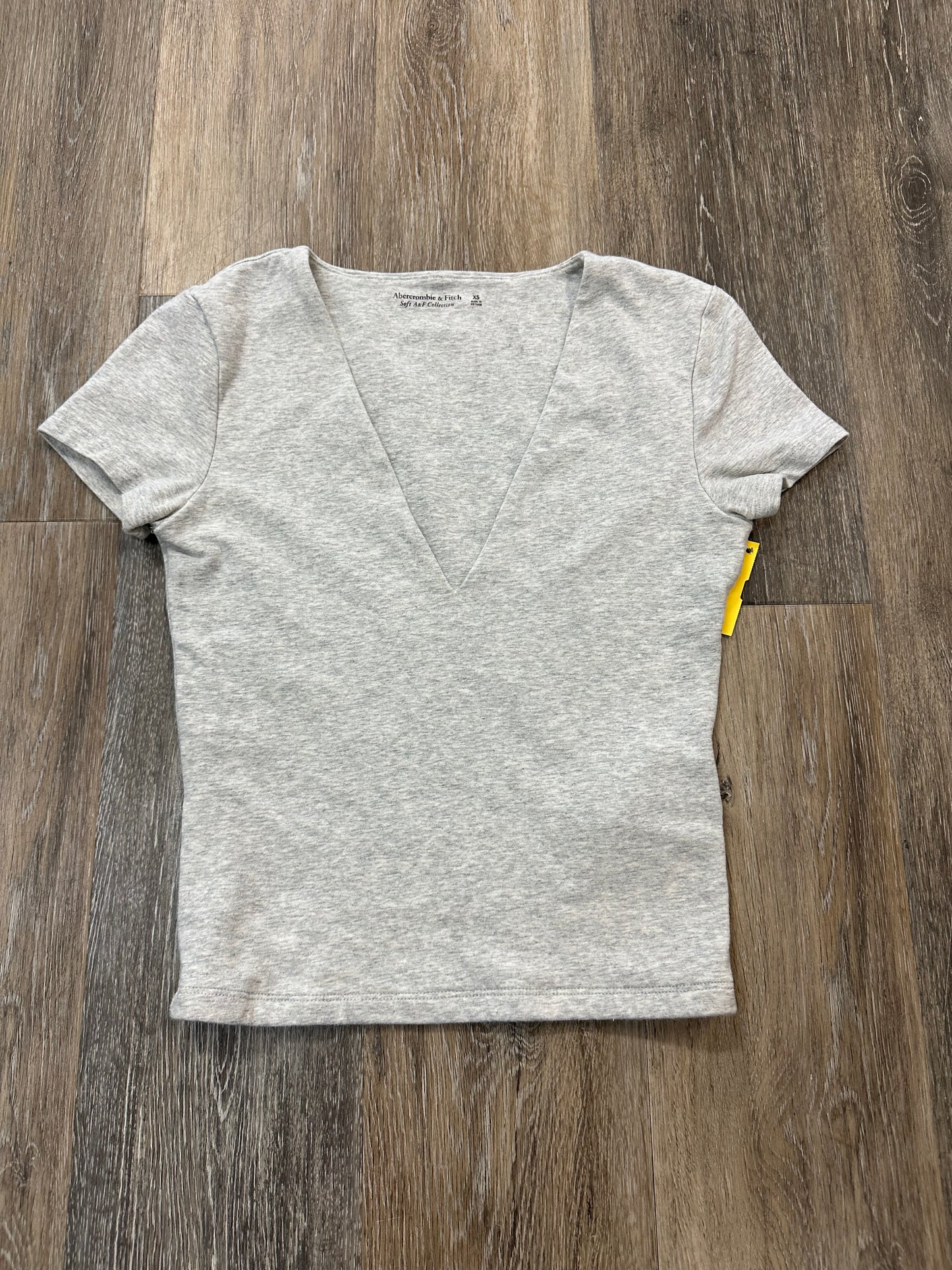 Top Short Sleeve By Abercrombie And Fitch In Grey, Size: Xs