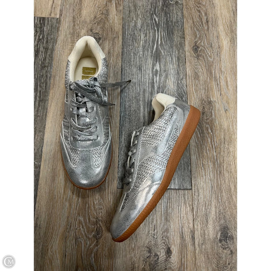 -Shoes Sneakers By Dirty Laundry In Silver, Size: 10