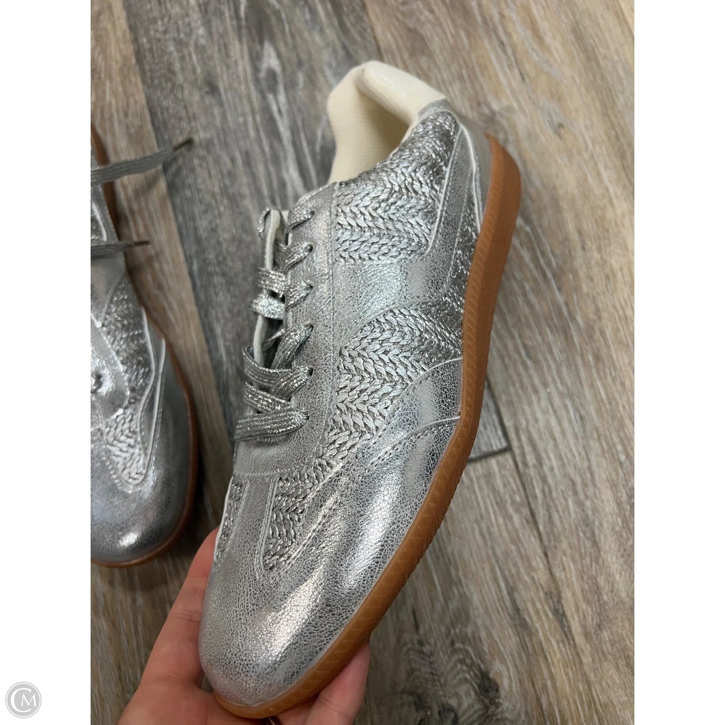 -Shoes Sneakers By Dirty Laundry In Silver, Size: 10