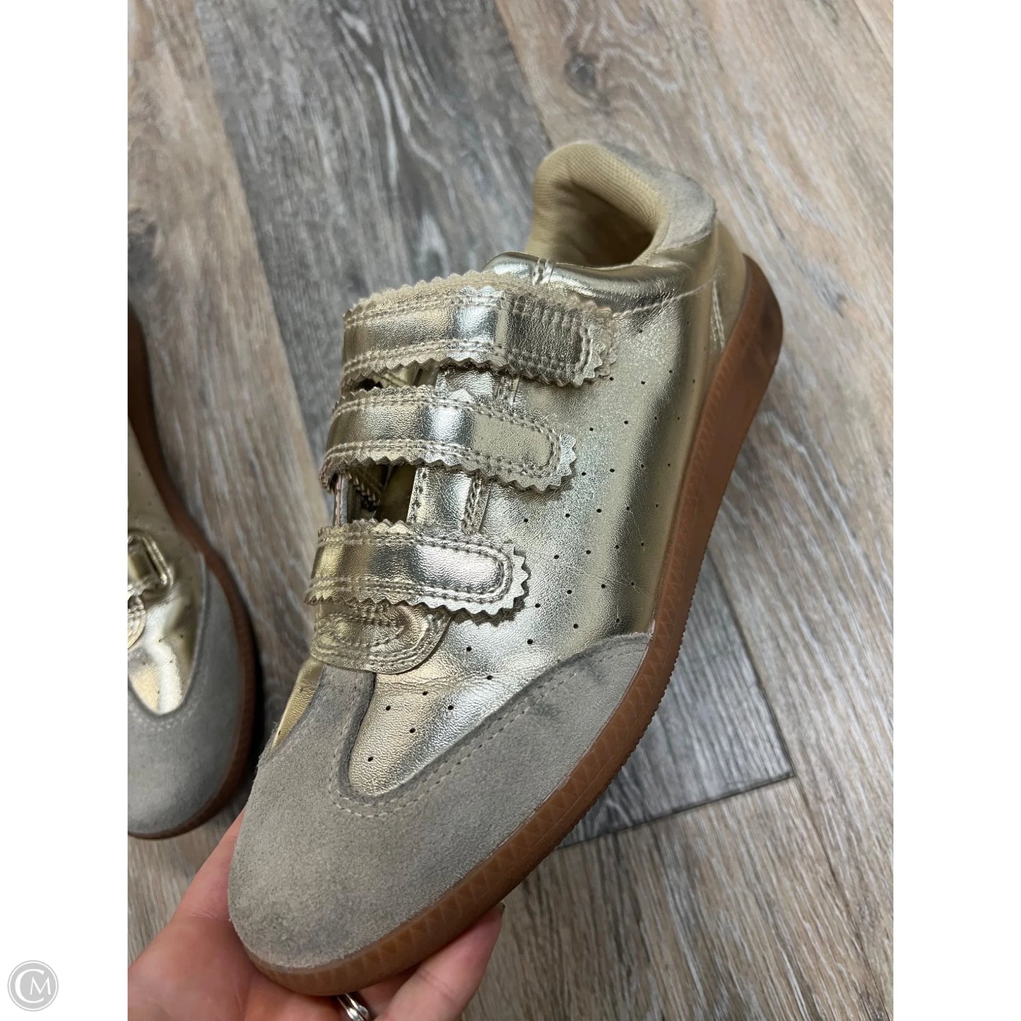 Shoes Sneakers By Steve Madden In Gold, Size: 10