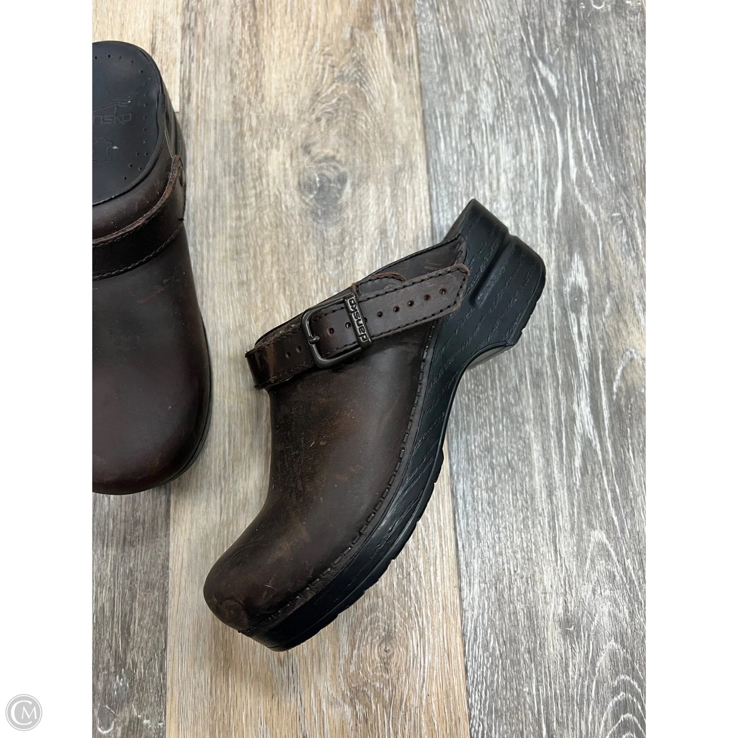 Shoes Flats By Dansko In Brown, Size: 6