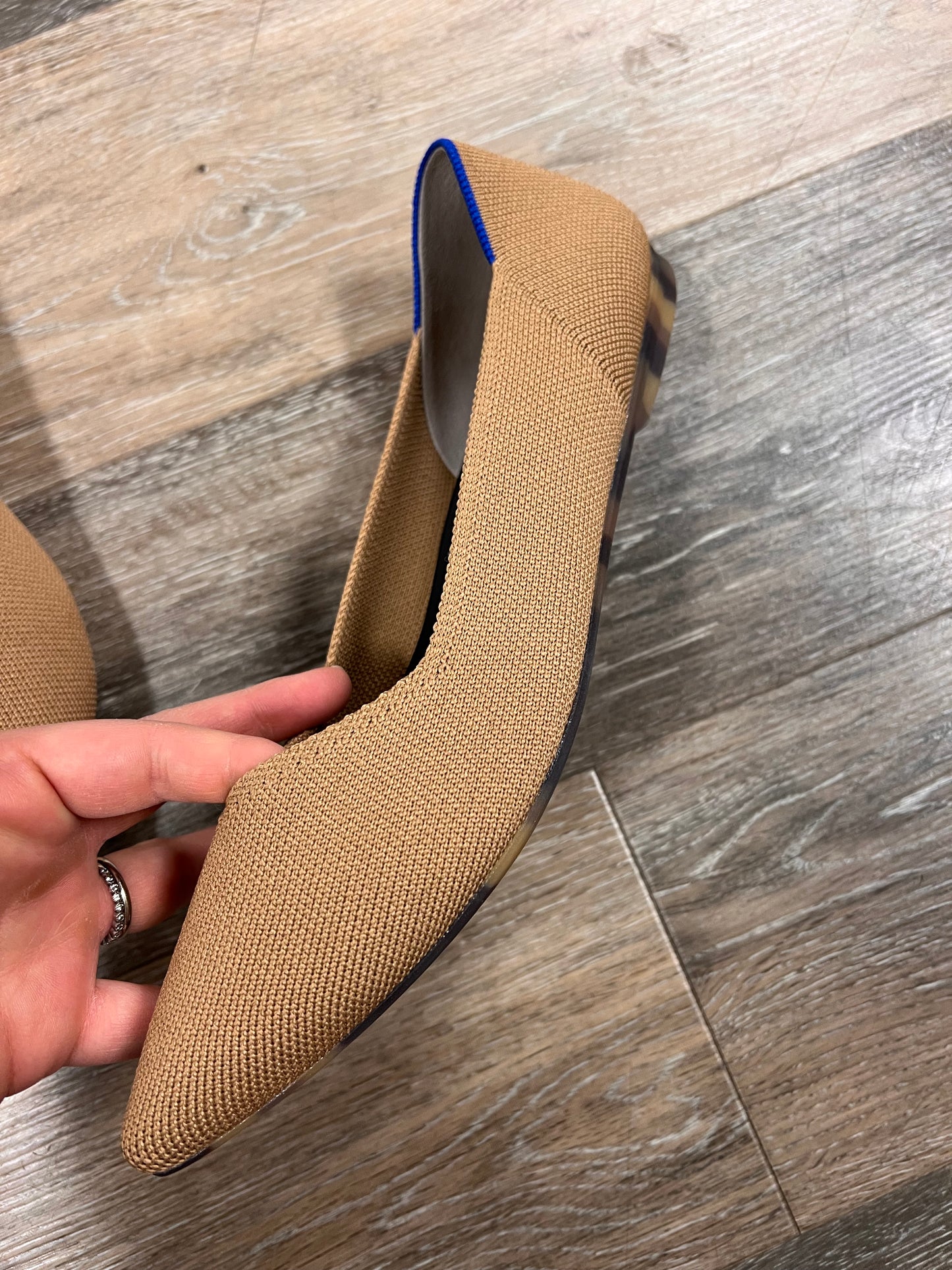 Shoes Flats By Rothys In Tan, Size: 9