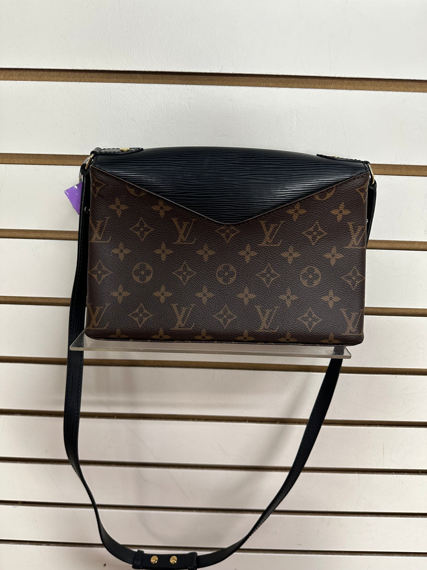 Crossbody Luxury Designer By Louis Vuitton, Size: Medium