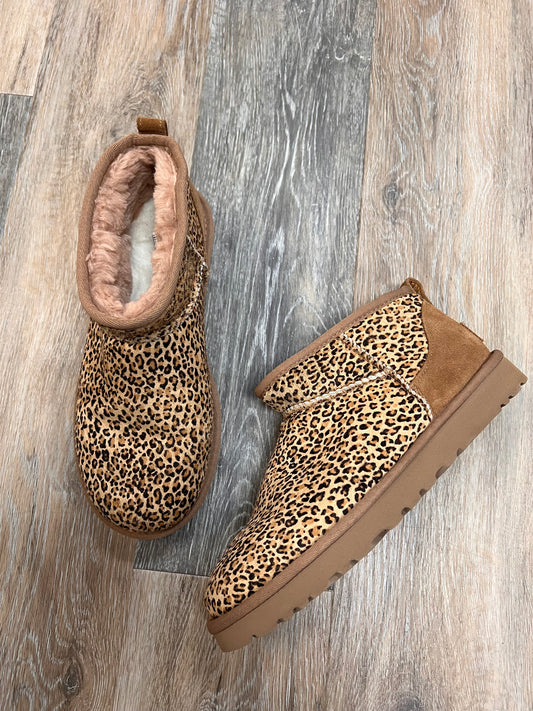 BOOTS SNOW by UGG In ANIMAL PRINT, Size: 8