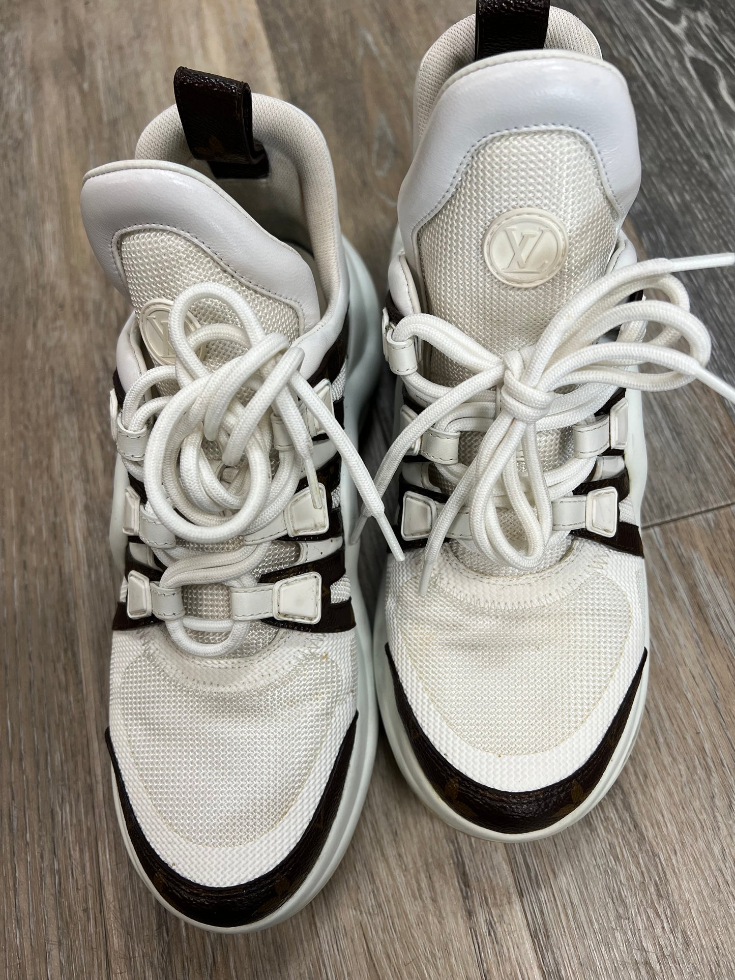 Shoes Luxury Designer By Louis Vuitton In White, Size: 9 (39)