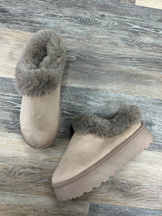 Slippers By Clothes Mentor  Size: 8.5